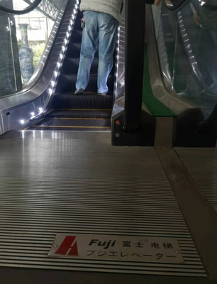9000 คน / ชั่วโมง บันไดเลื่อนแนวนอนเคลื่อนที่สำหรับบ้าน 0.8m Step