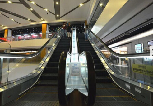 9000 คน / ชั่วโมง บันไดเลื่อนแนวนอนเคลื่อนที่สำหรับบ้าน 0.8m Step