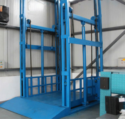 2000KG Commercial Cargo Lifts 5m ลิฟต์ขนส่งสินค้าขนาดเล็ก Single Rail