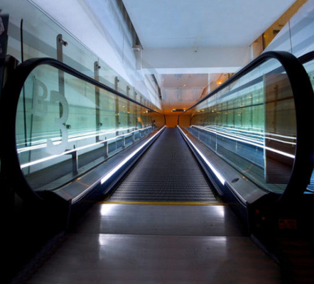ODM Flat Escalator ในรถไฟใต้ดินสนามบิน