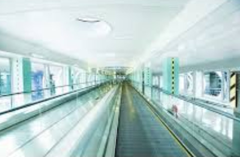 VVVF ทางเลื่อนสนามบินควบคุม 0.65m/s บันไดเลื่อนและนักเดินทาง